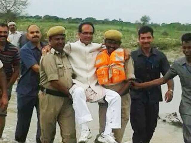 मध्य प्रदेश: शिवराज सरकार के खिलाफ खड़े हुए बीजेपी नेता, दिया सामूहिक इस्तीफा मध्य प्रदेश: शिवराज सरकार के खिलाफ खड़े हुए बीजेपी नेता, दिया सामूहिक इस्तीफा