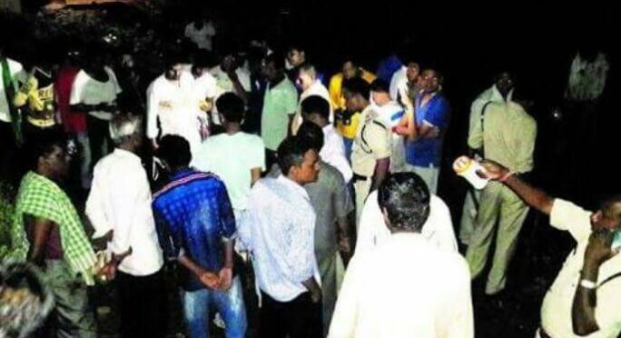 देवरिया के युवक ने रात में लड़कियों से की अभद्रता, नाराज़ लड़कियों ने उठाया ऐसा कदम की पुलिस भी रह गई दंग देवरिया के युवक ने रात में लड़कियों से की अभद्रता, नाराज़ लड़कियों ने उठाया ऐसा कदम की पुलिस भी रह गई दंग